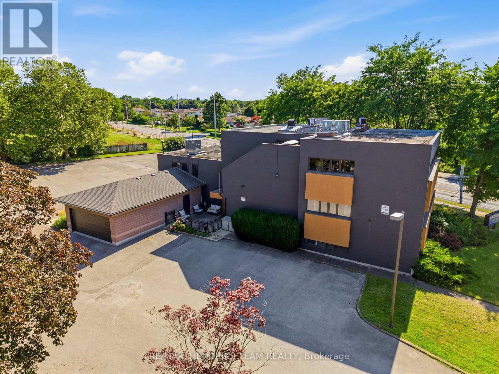 Upper Floor (2a) - 320 Vine Street, St. Catharines, Ontario  L2M 4T3 - Photo 1 - X13698788