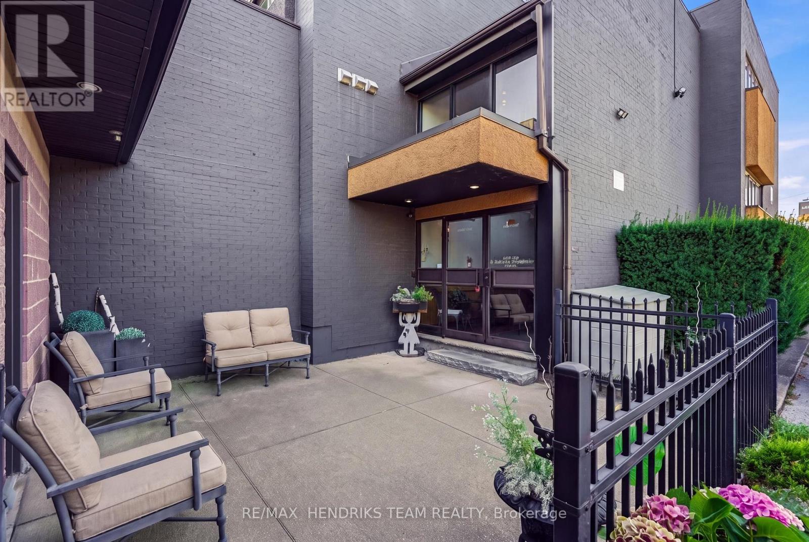 Upper Floor (2a) - 320 Vine Street, St. Catharines, Ontario  L2M 4T3 - Photo 2 - X13698788