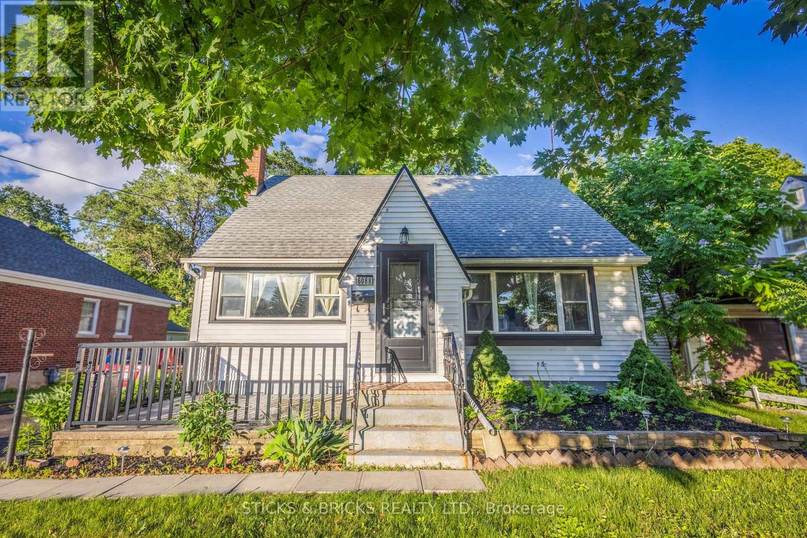 6088 Dorchester Road, Niagara Falls, Ontario  L2G 5T2 - Photo 1 - X13698948