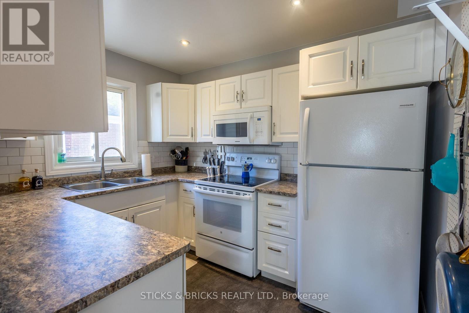 6088 Dorchester Road, Niagara Falls, Ontario  L2G 5T2 - Photo 13 - X13698948