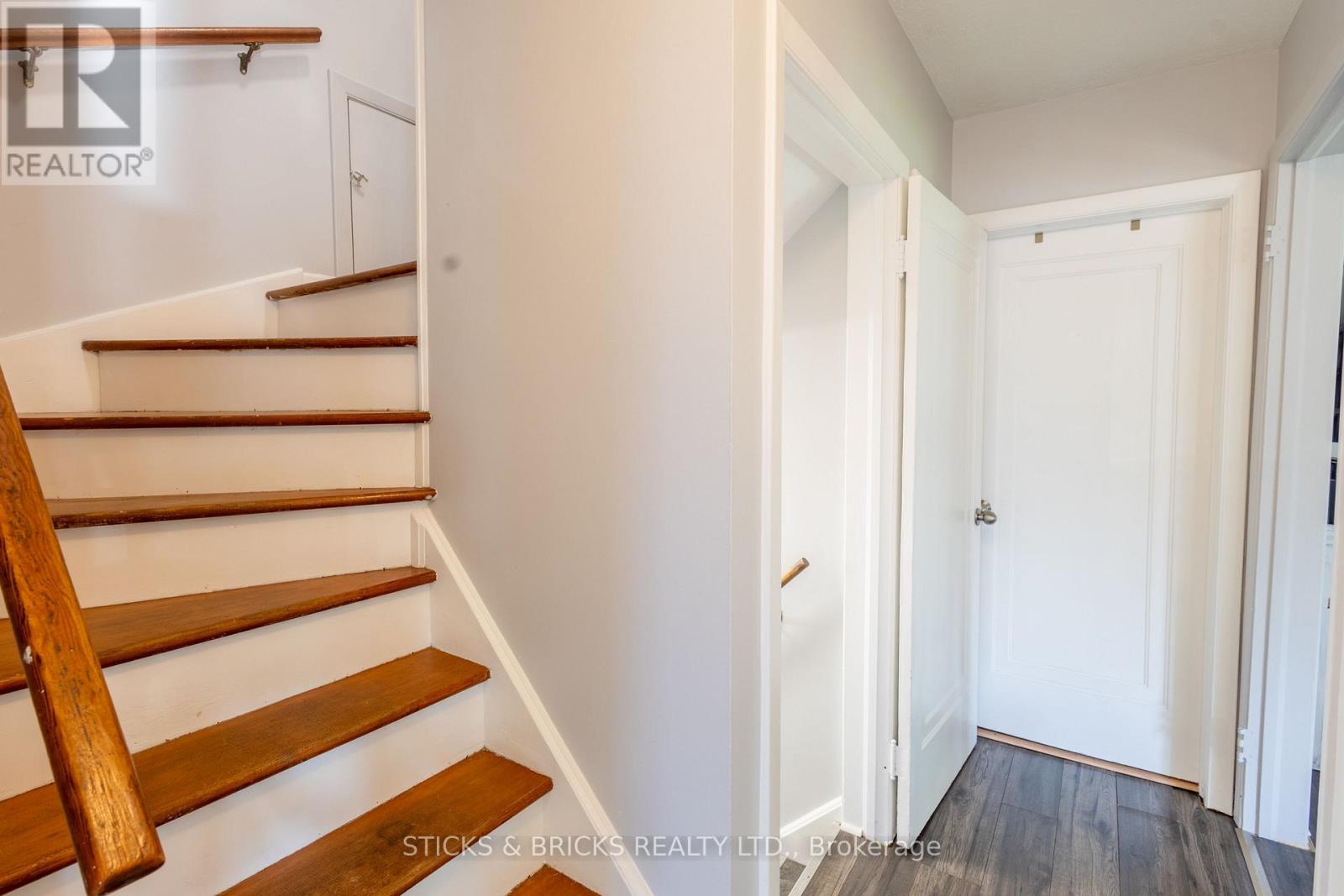 6088 Dorchester Road, Niagara Falls, Ontario  L2G 5T2 - Photo 16 - X13698948