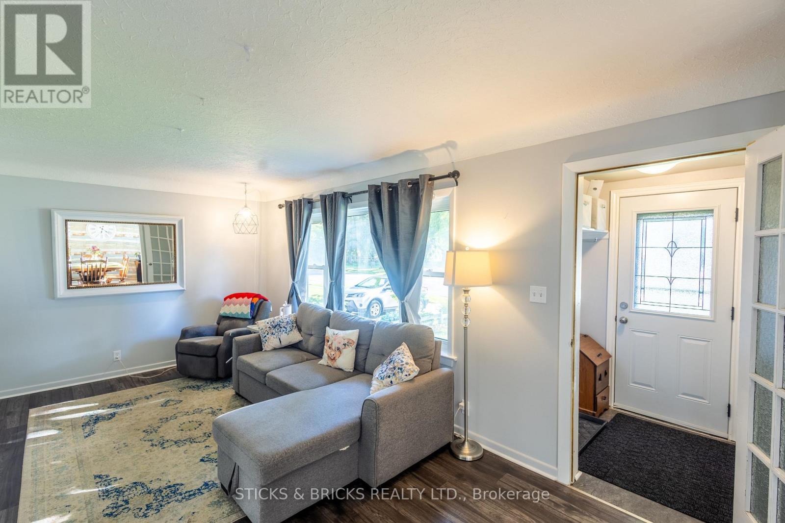 6088 Dorchester Road, Niagara Falls, Ontario  L2G 5T2 - Photo 6 - X13698948
