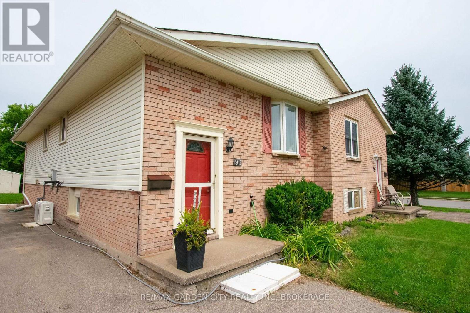 93 Northwood Drive, Welland, Ontario  L3C 6S3 - Photo 2 - X13699194