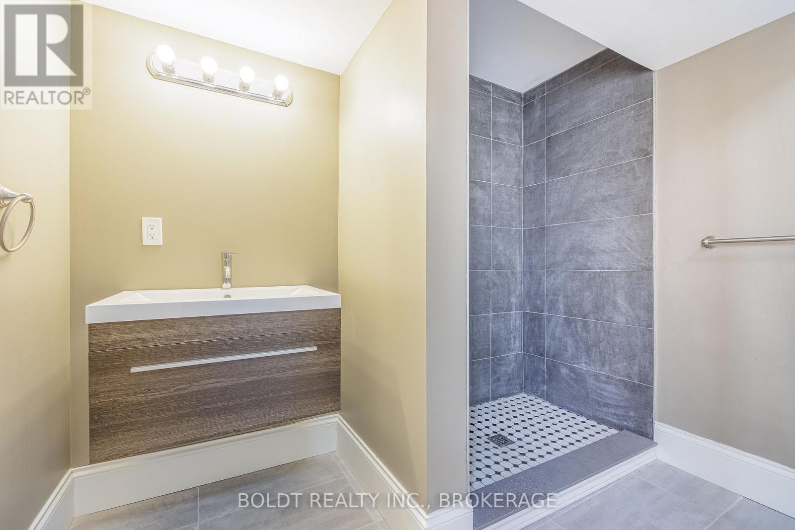 3a - 215 Ontario Street, St. Catharines, Ontario  L2R 5L2 - Photo 13 - X13708124