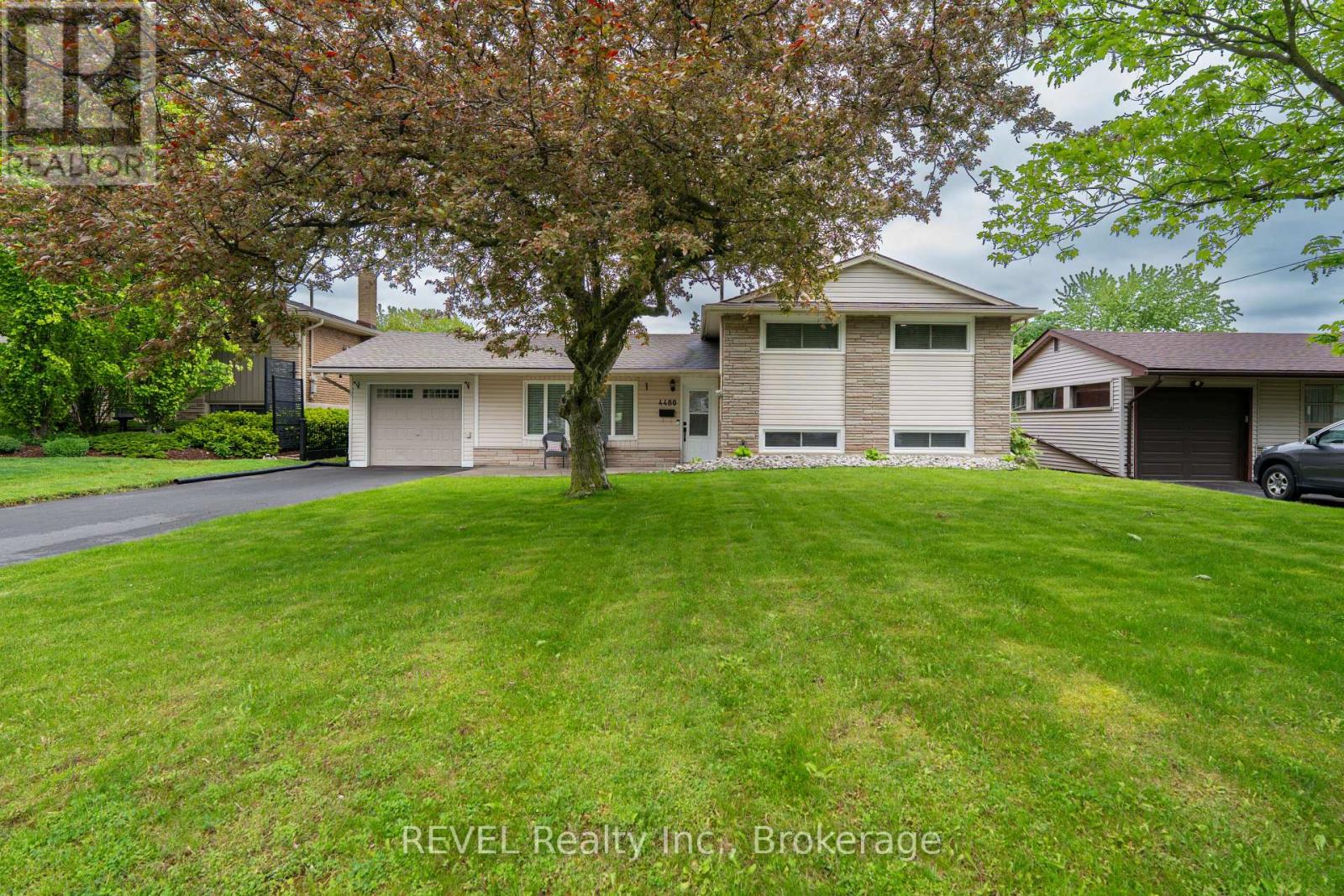 4480 Queensway Gardens, Niagara Falls, Ontario  L2E 6P7 - Photo 1 - X13709710
