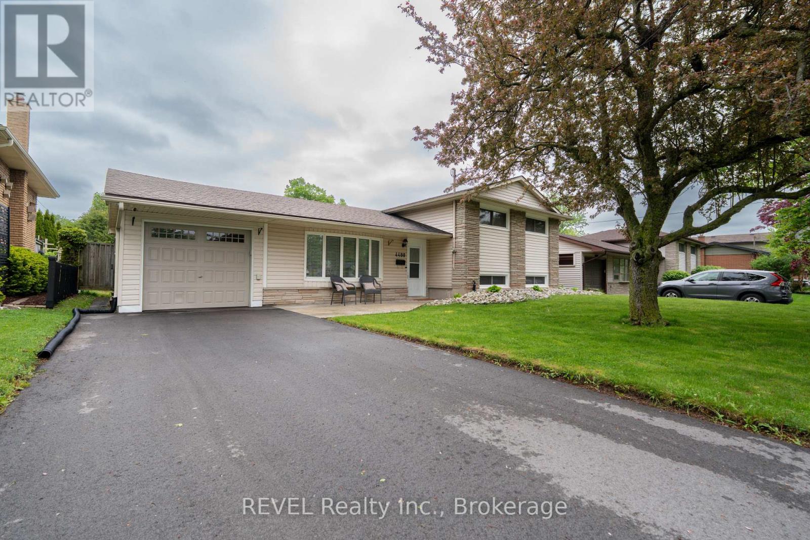 4480 Queensway Gardens, Niagara Falls, Ontario  L2E 6P7 - Photo 2 - X13709710