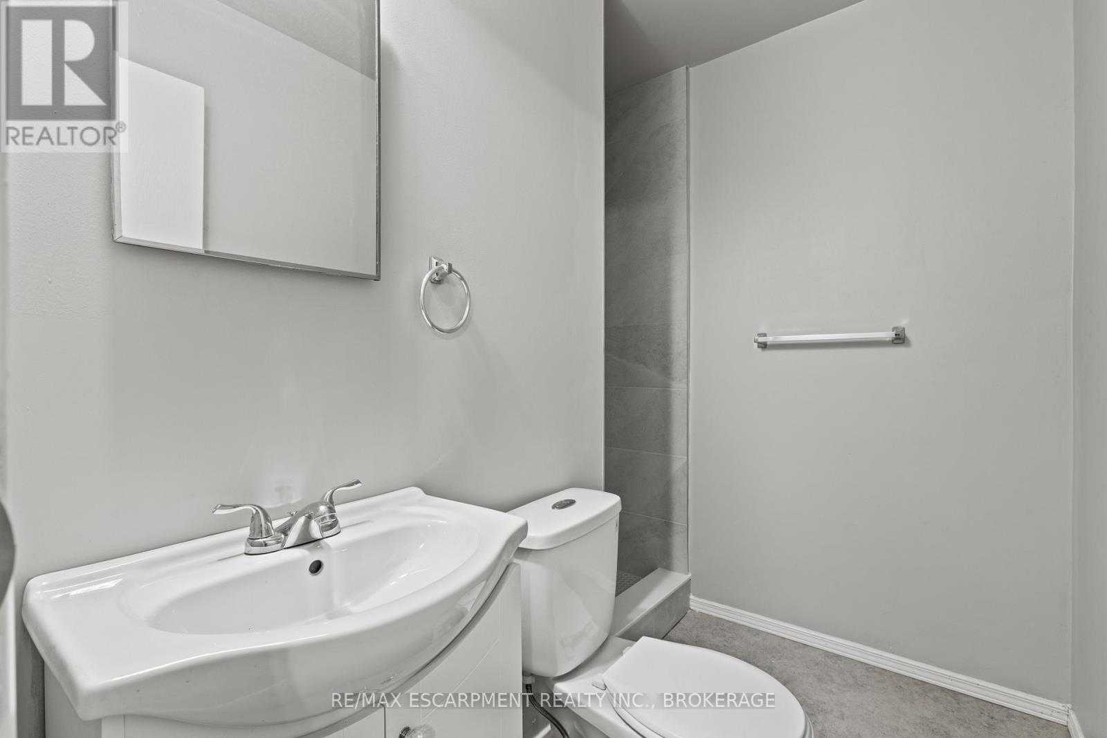 Upper - 15 Mccormick Street, Welland, Ontario  L3C 4L8 - Photo 12 - X13710254