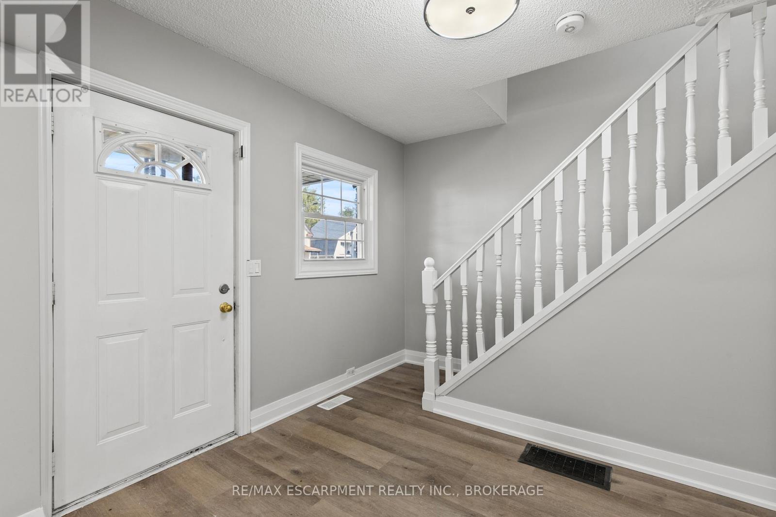 Upper - 15 Mccormick Street, Welland, Ontario  L3C 4L8 - Photo 4 - X13710254