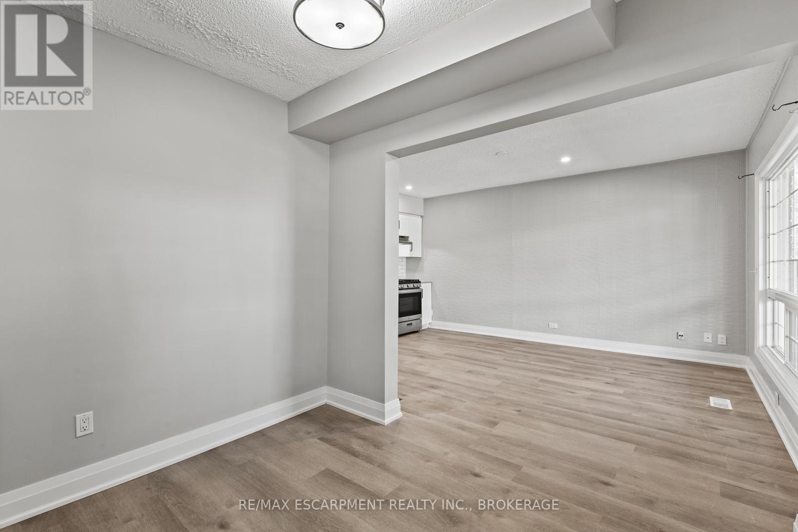 Upper - 15 Mccormick Street, Welland, Ontario  L3C 4L8 - Photo 5 - X13710254