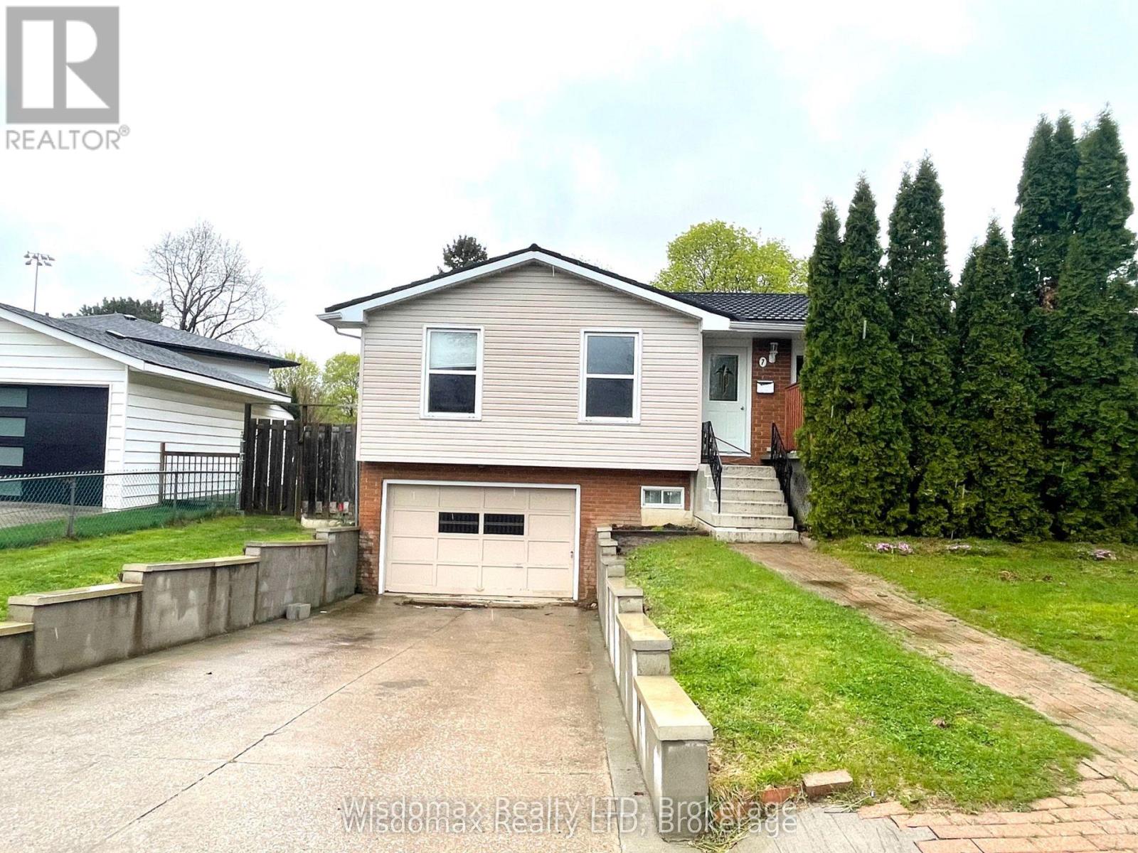 7 Greenmeadow Court, St. Catharines, Ontario  L2P 1X7 - Photo 1 - X13713740