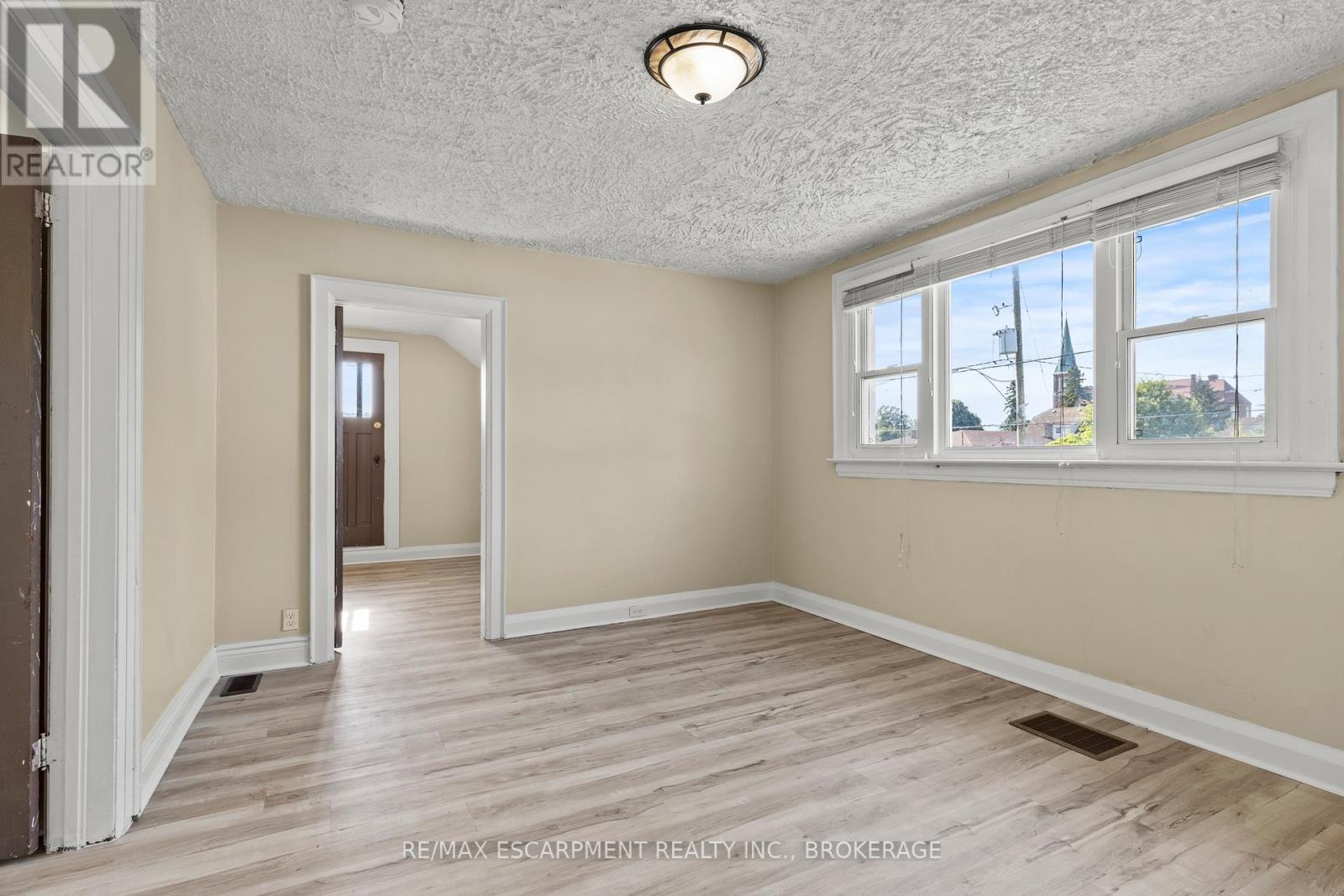Upper - 1 West Street N, Thorold, Ontario  L2V 2R8 - Photo 11 - X13714802