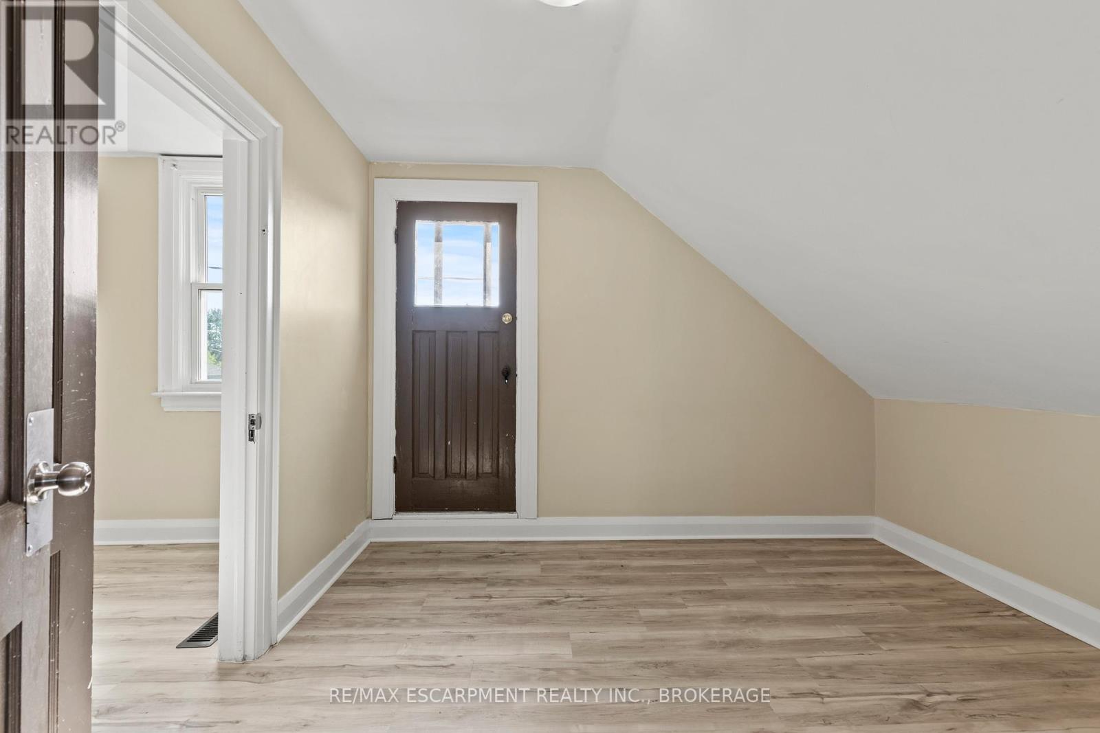 Upper - 1 West Street N, Thorold, Ontario  L2V 2R8 - Photo 16 - X13714802