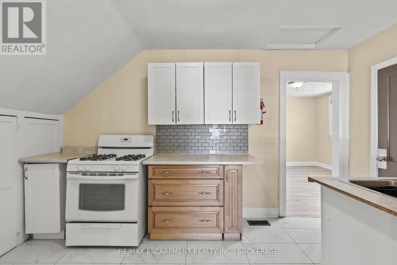 Upper - 1 West Street N, Thorold, Ontario  L2V 2R8 - Photo 7 - X13714802