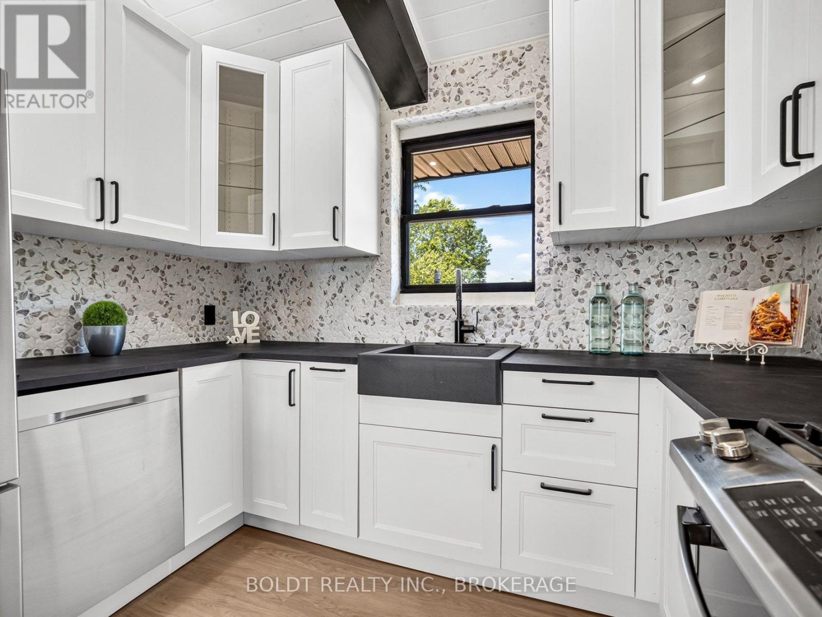 6221 Lyons Creek Road, Niagara Falls, Ontario  L2G 0L9 - Photo 11 - X13718512