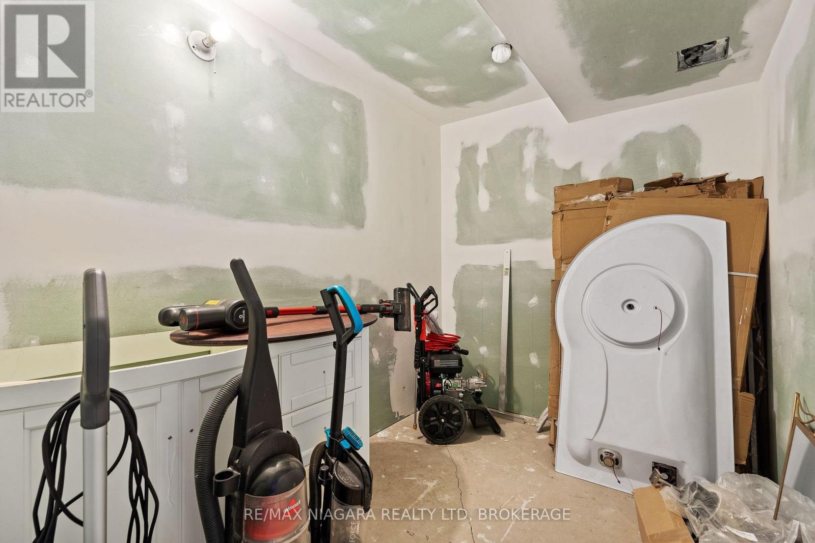 255 Lakeshore Road, St. Catharines, Ontario  L2M 1R9 - Photo 22 - X13721242