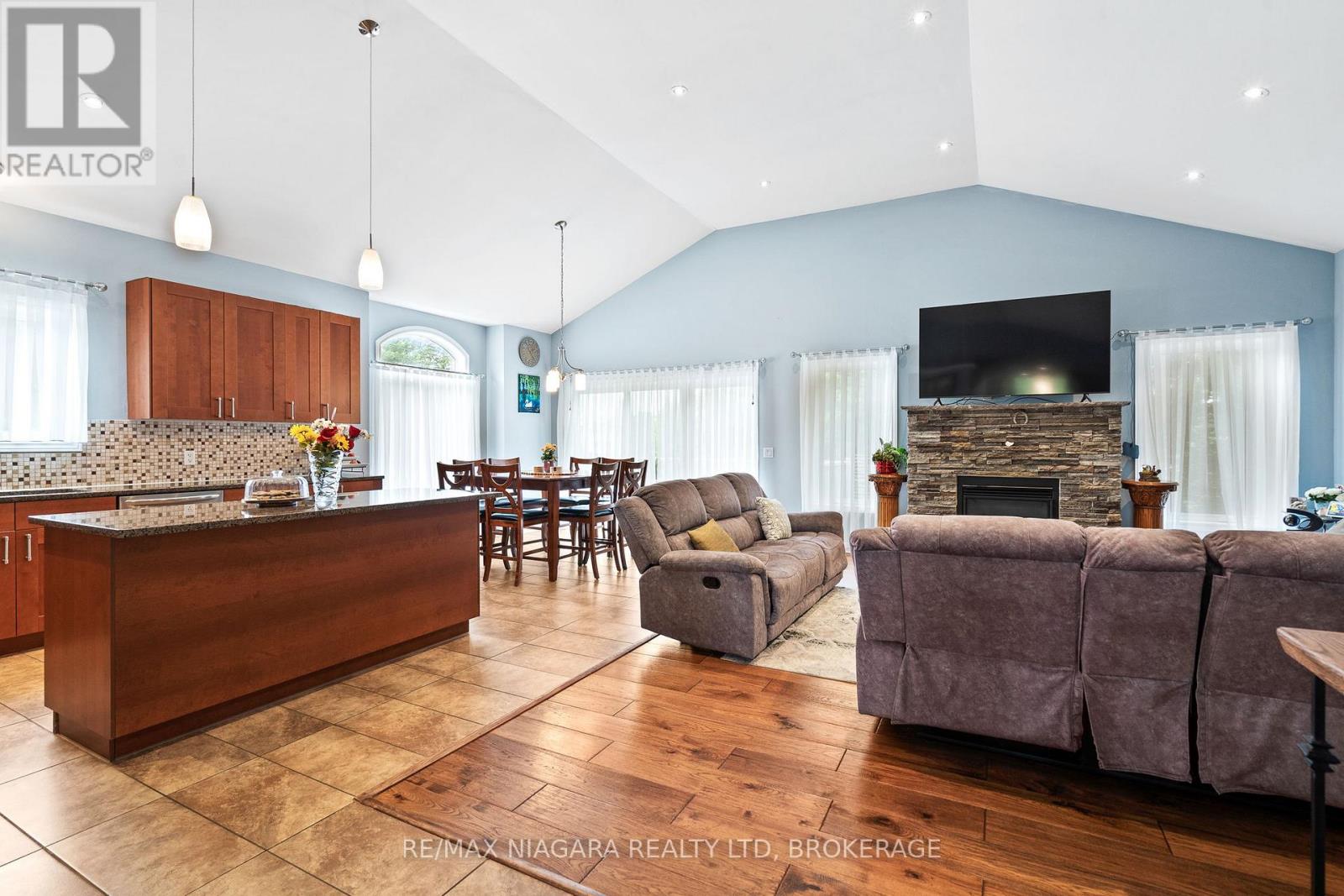 255 Lakeshore Road, St. Catharines, Ontario  L2M 1R9 - Photo 6 - X13721242