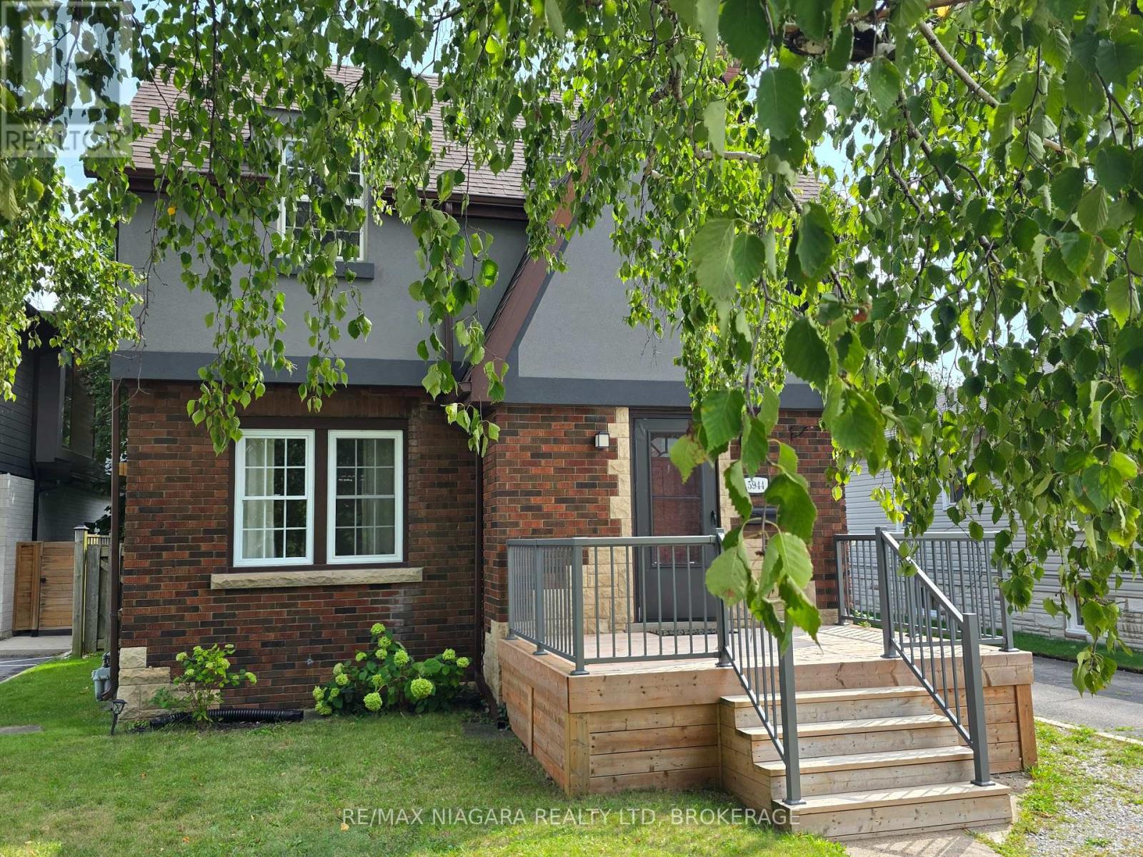 5944 Dorchester Road, Niagara Falls, Ontario  L2G 5S9 - Photo 2 - X13724626
