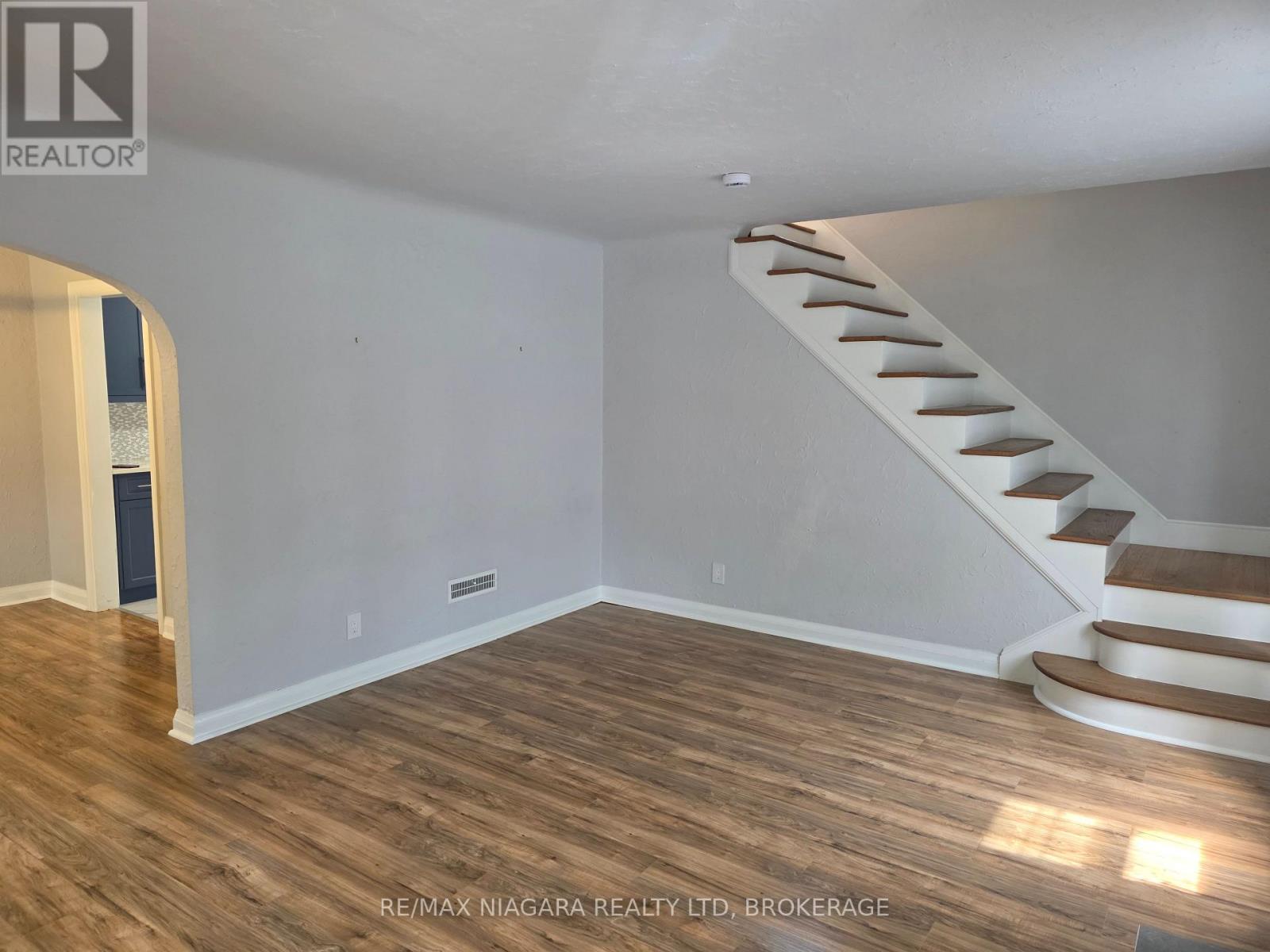 5944 Dorchester Road, Niagara Falls, Ontario  L2G 5S9 - Photo 9 - X13724626