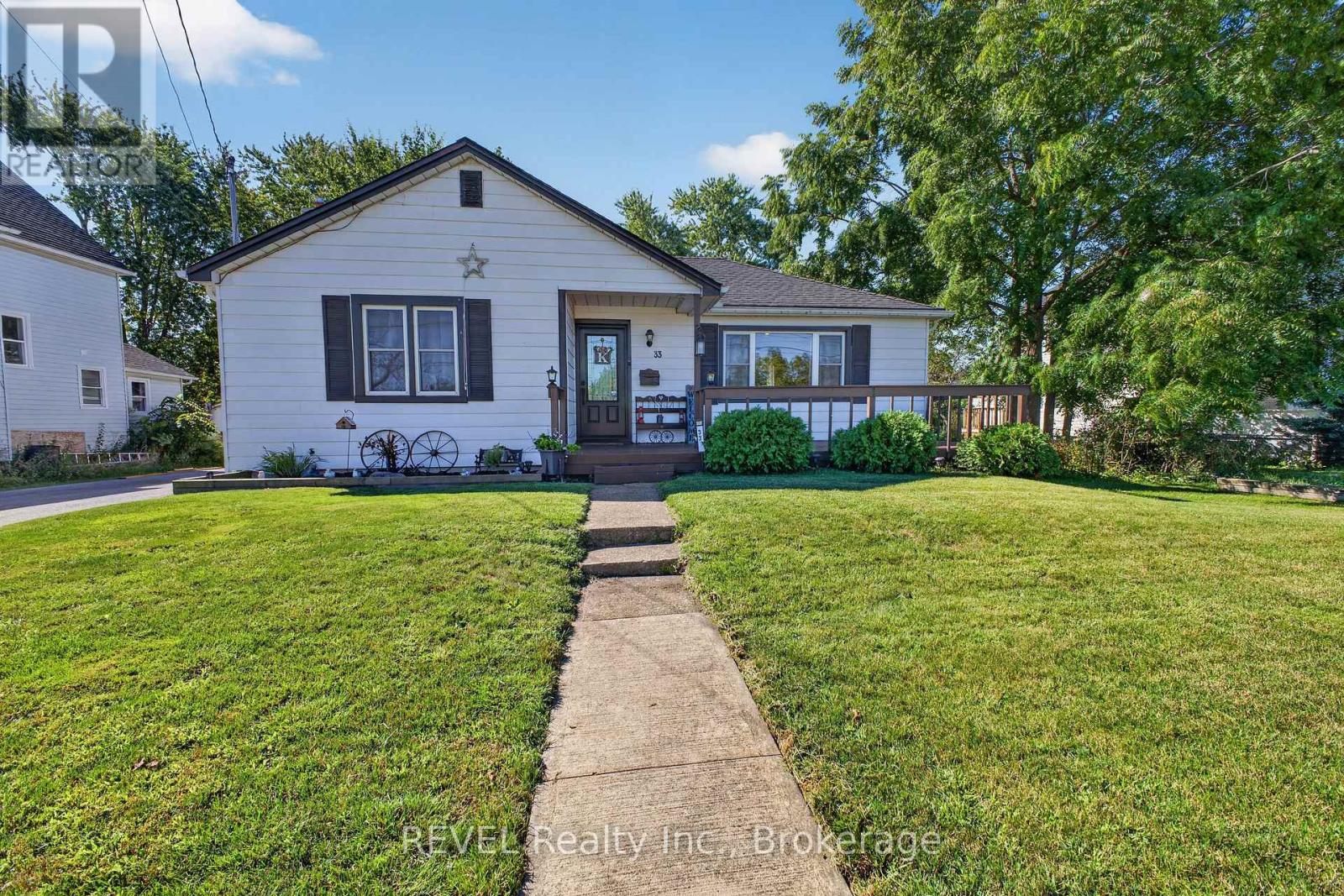 33 Lewis Street, Fort Erie, Ontario  L2A 2P8 - Photo 1 - X13727252
