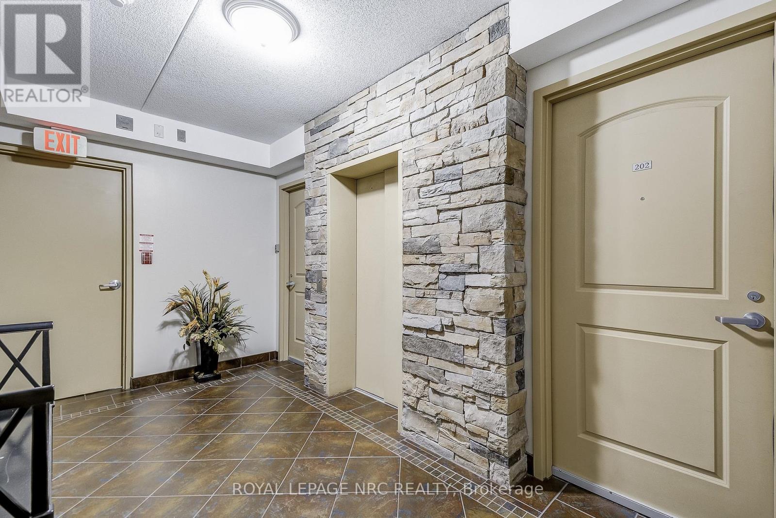 202 - 678 Line 2 Road, Niagara-On-The-Lake, Ontario  L0S 1J0 - Photo 3 - X13730232