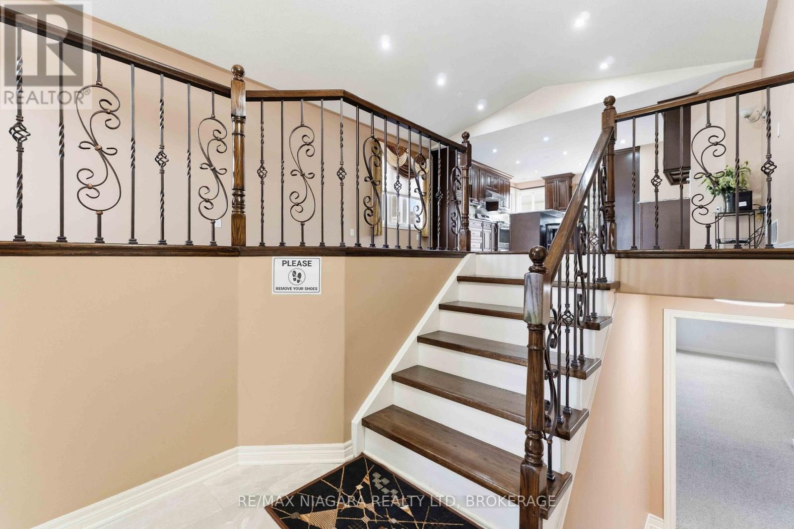 8253 Costabile Drive, Niagara Falls, Ontario  L2H 3L2 - Photo 2 - X13735276