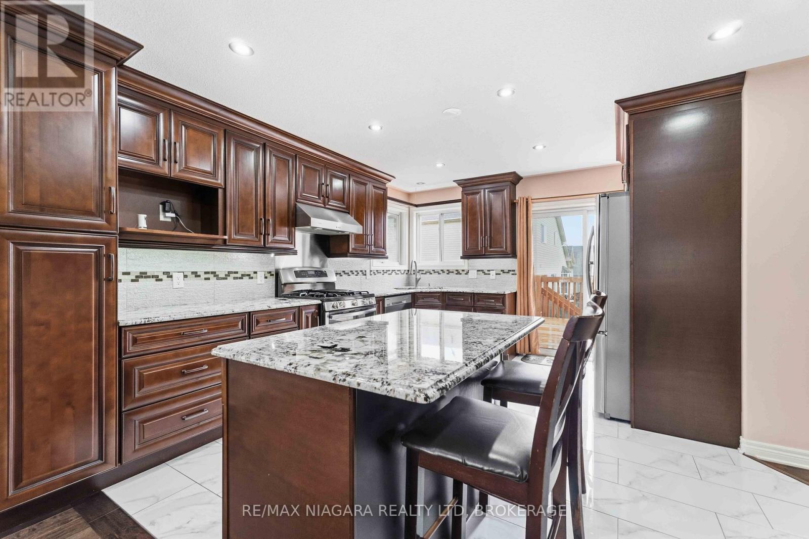 8253 Costabile Drive, Niagara Falls, Ontario  L2H 3L2 - Photo 7 - X13735276