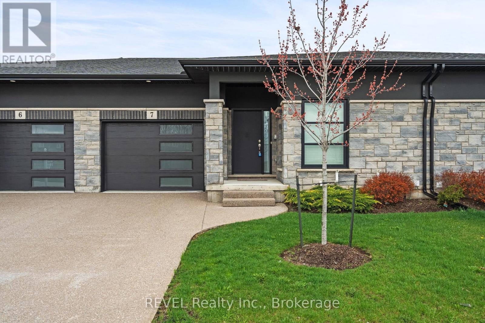7 - 7138 Parsa St Niagara Falls Street, Niagara Falls, Ontario  L2H 3W1 - Photo 1 - X13736570