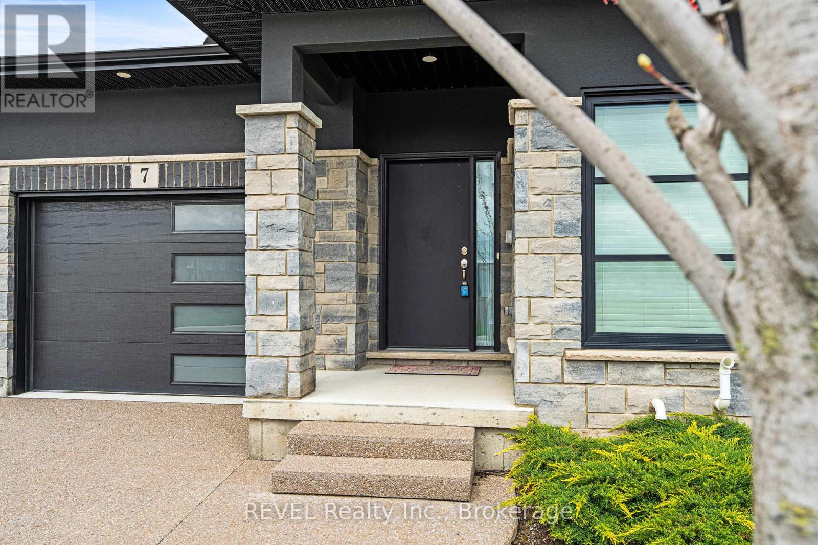 7 - 7138 Parsa St Niagara Falls Street, Niagara Falls, Ontario  L2H 3W1 - Photo 3 - X13736570