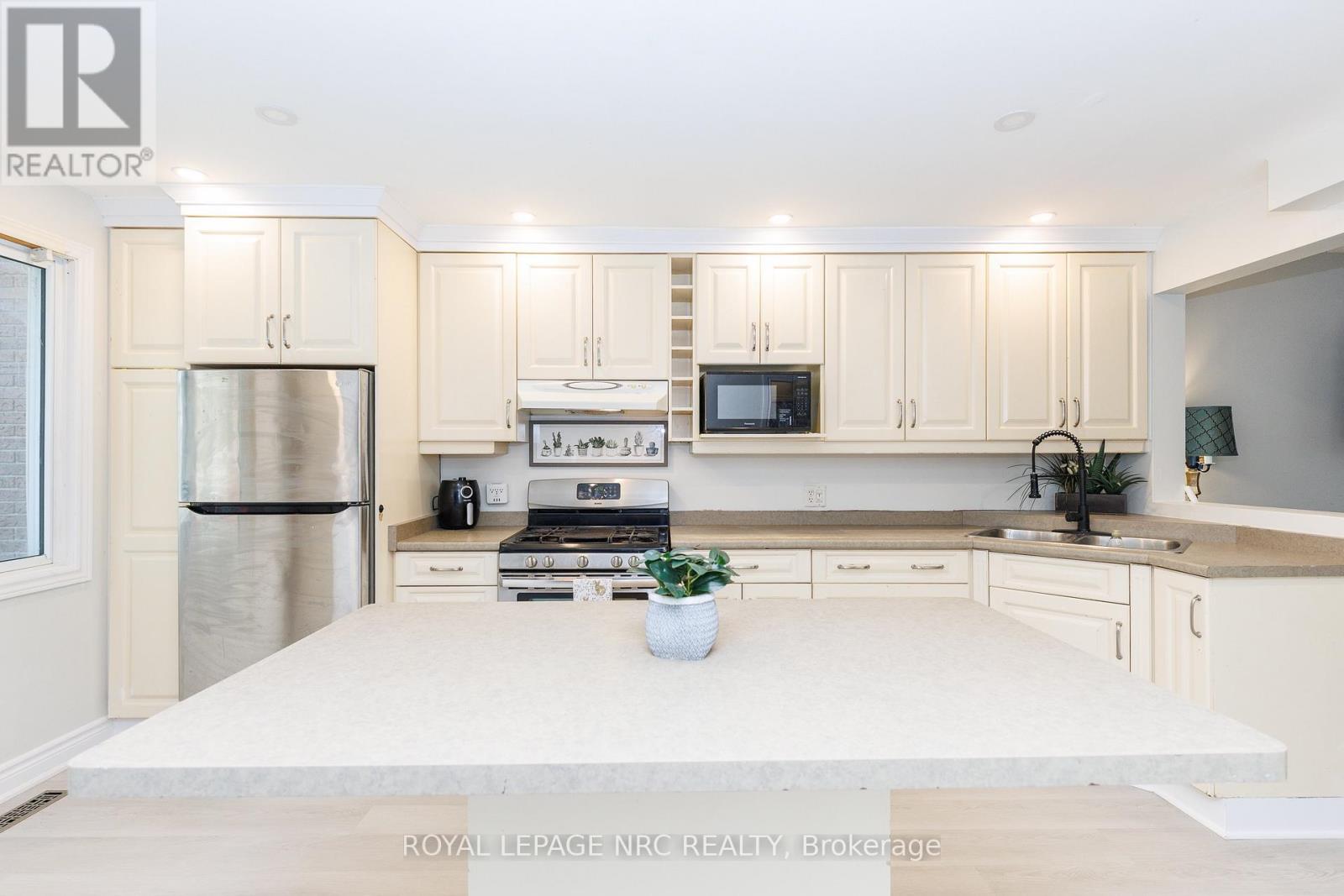 6562 Harmony Avenue, Niagara Falls, Ontario  L2H 1Z4 - Photo 2 - X13738664