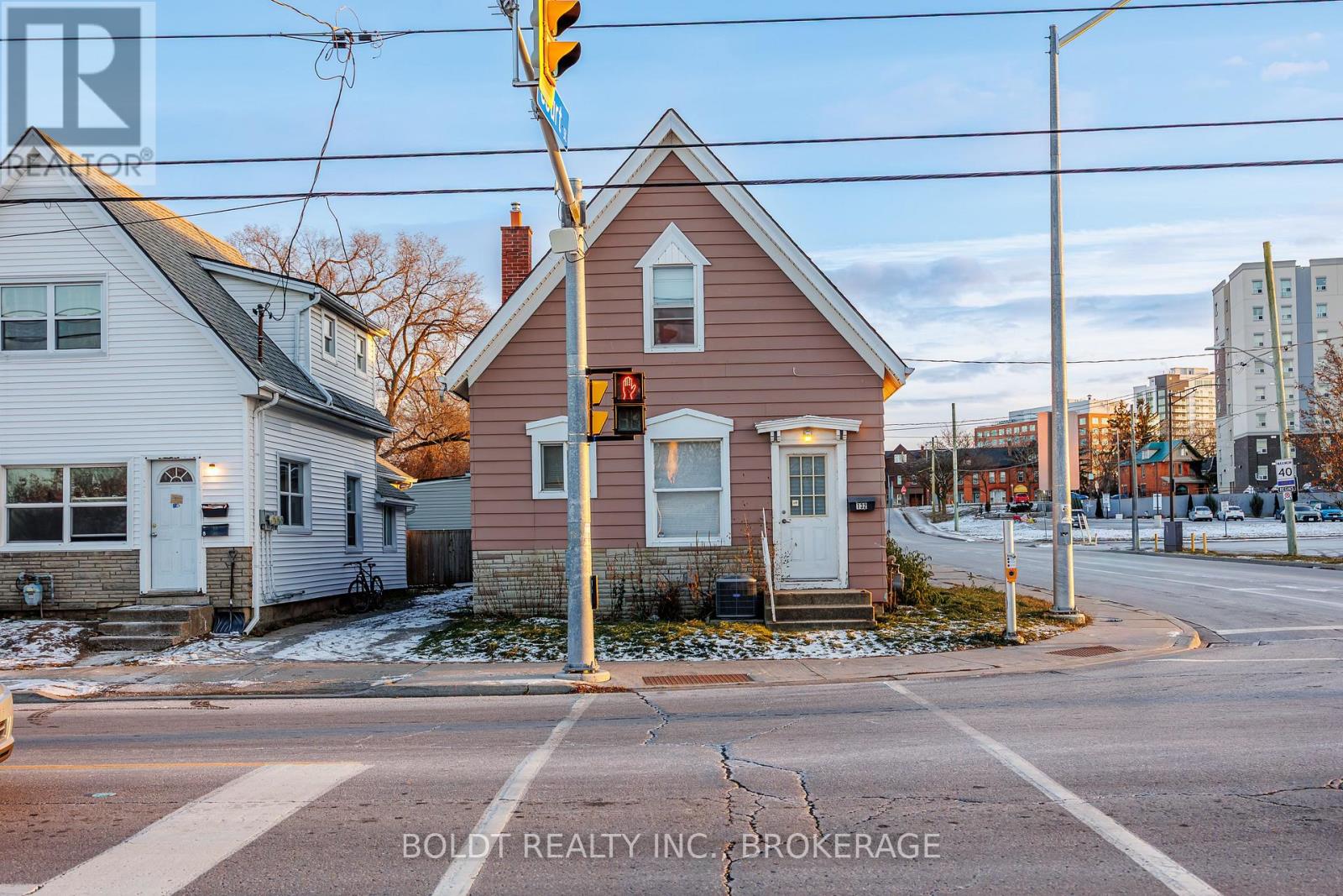 132 Welland Avenue, St. Catharines, Ontario  L2R 2N6 - Photo 1 - X13739680
