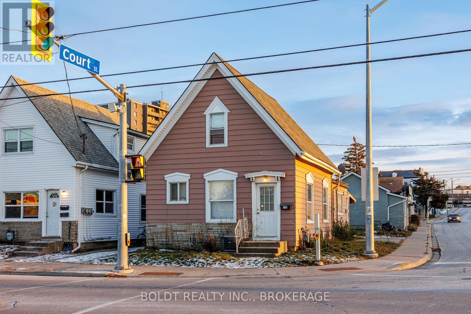 132 Welland Avenue, St. Catharines, Ontario  L2R 2N6 - Photo 2 - X13739680