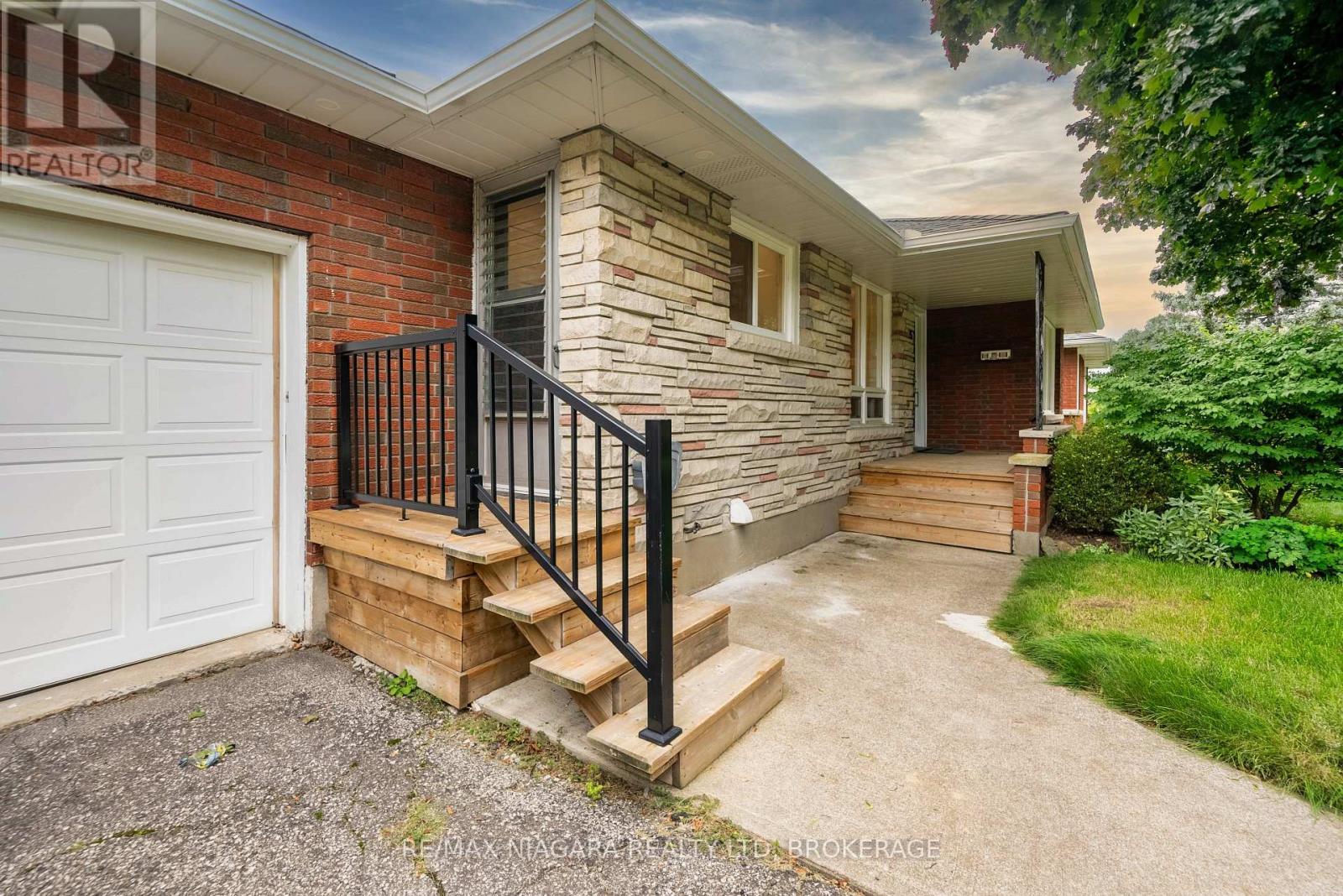15 Springbank Drive, St. Catharines, Ontario  L2S 2K1 - Photo 2 - X13741816