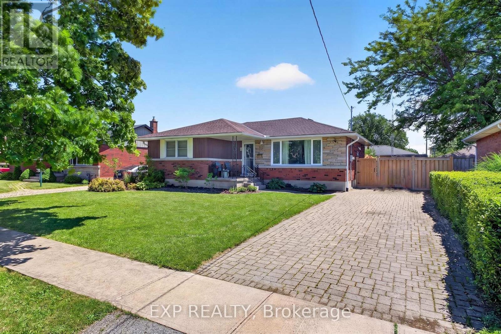 8 Dunraven Avenue, St. Catharines, Ontario  L2M 6A7 - Photo 1 - X13743778
