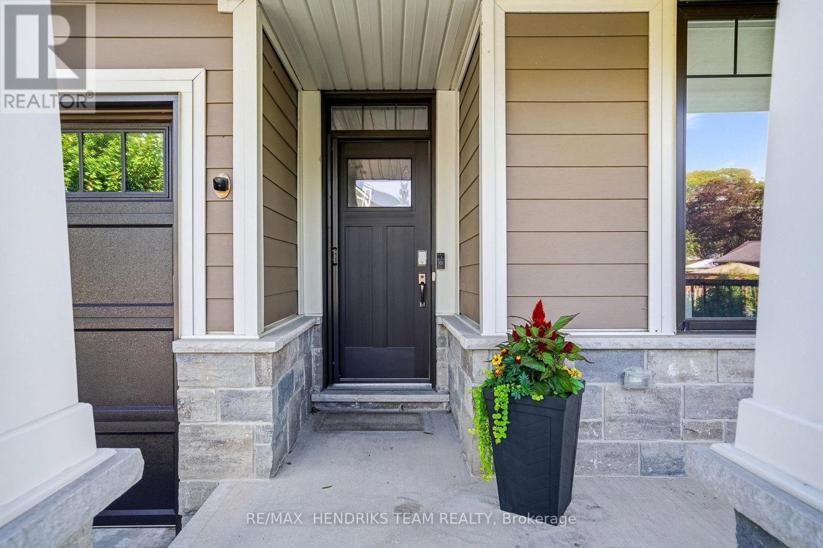 13 Turbinia Court, Grimsby, Ontario  L3M 0H8 - Photo 3 - X13744896