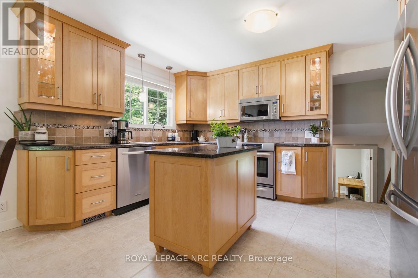 37 Spruceside Crescent, Pelham, Ontario  L3E 0G1 - Photo 7 - X13749364