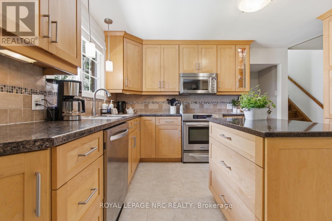 37 Spruceside Crescent, Pelham, Ontario  L3E 0G1 - Photo 8 - X13749364