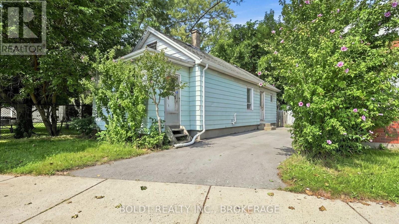 53 Carlton Street, St. Catharines, Ontario  L2R 1P7 - Photo 1 - X13753134