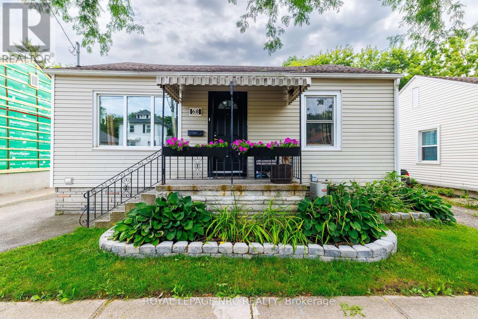 68 Carlton Street, St. Catharines, Ontario  L2R 1P8 - Photo 1 - X13767630