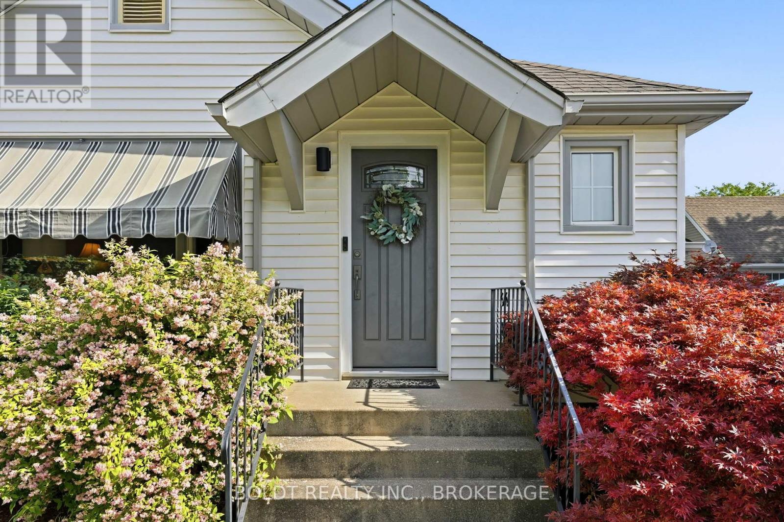 9 Woodgate Avenue, St. Catharines, Ontario  L2R 3V3 - Photo 2 - X13769194