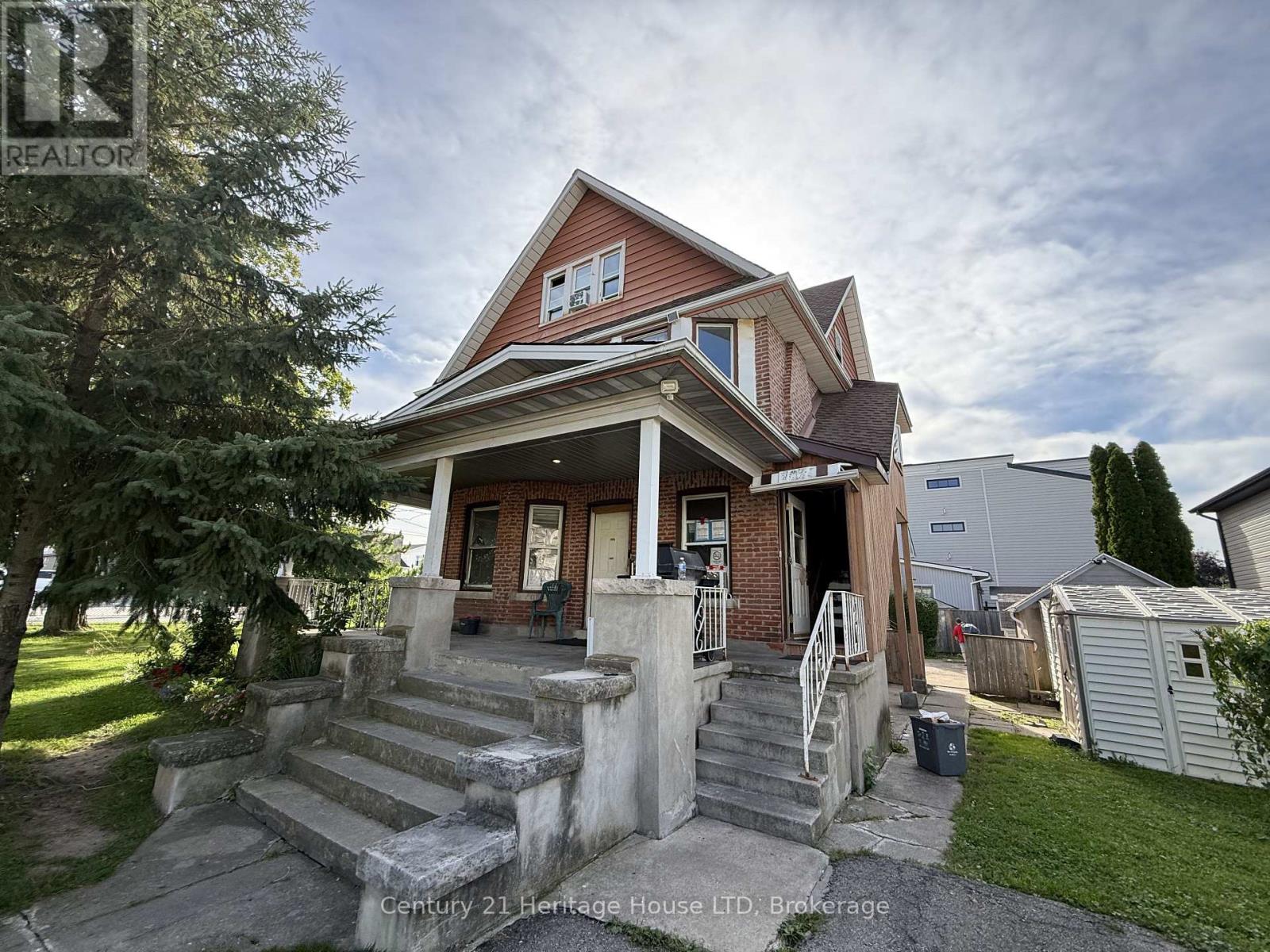 31 Pine Street N, Thorold, Ontario  L2V 2P1 - Photo 2 - X13769760
