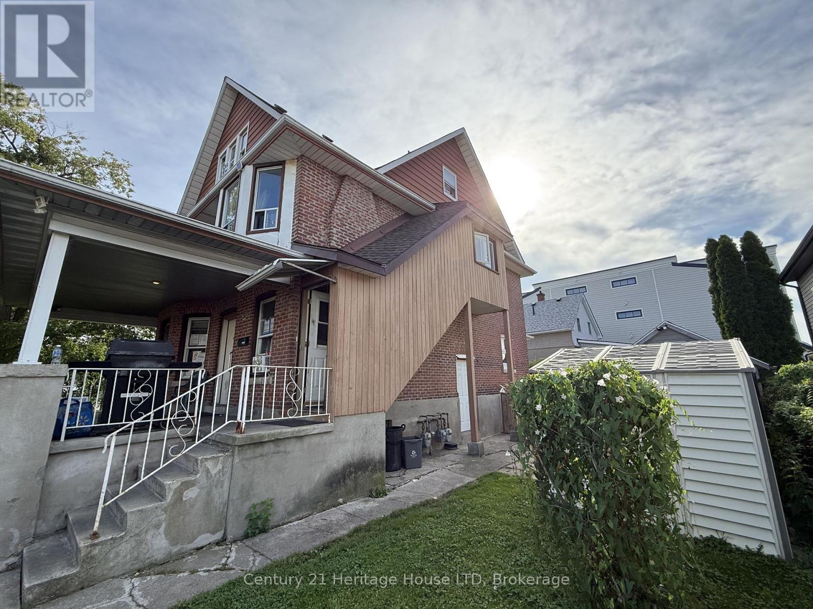 31 Pine Street N, Thorold, Ontario  L2V 2P1 - Photo 3 - X13769760