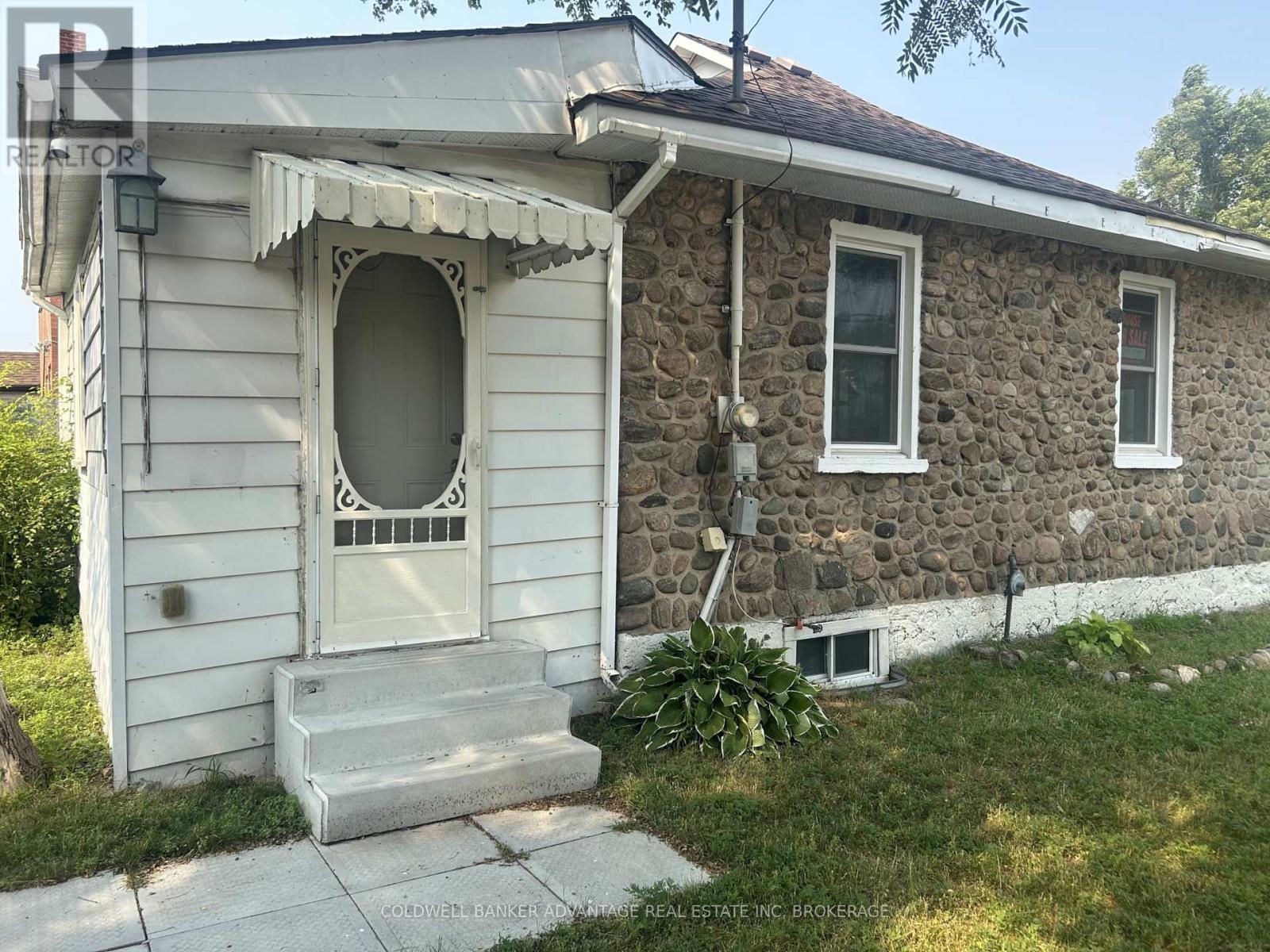 36 Sanford Street, Barrie, Ontario  L4N 3C2 - Photo 4 - S13808718