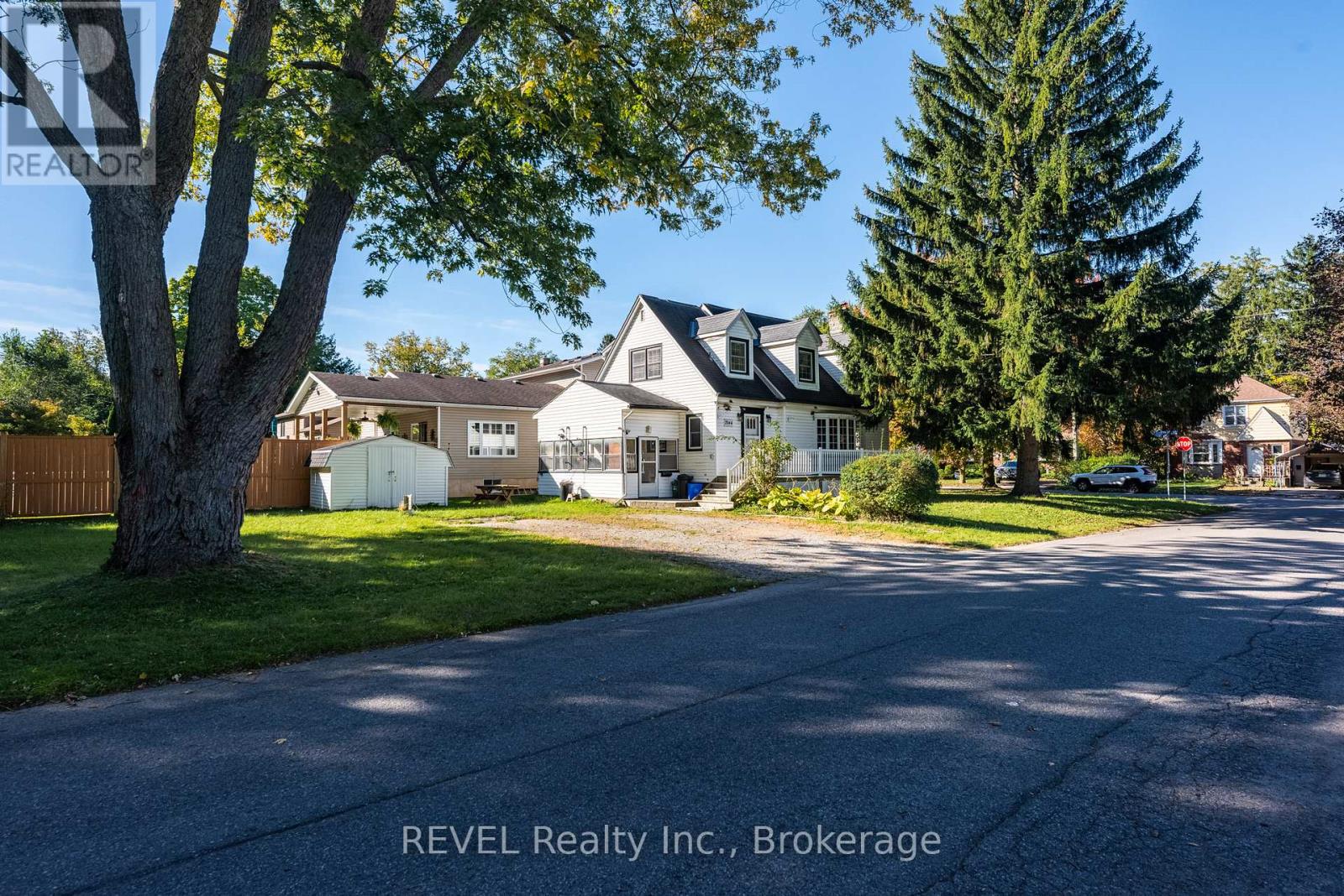 7044 Leeming Street, Niagara Falls, Ontario  L2G 1L3 - Photo 1 - X14085406