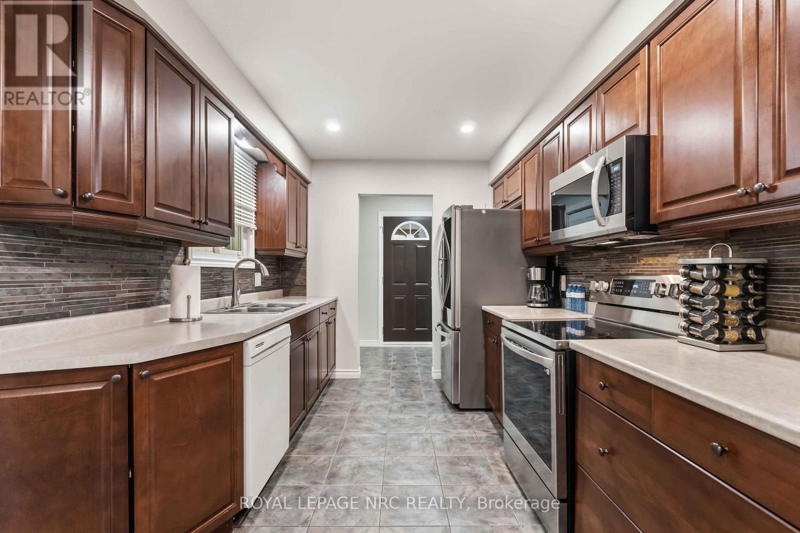 18 October Drive, St. Catharines, Ontario  L2N 6T2 - Photo 8 - X14091842