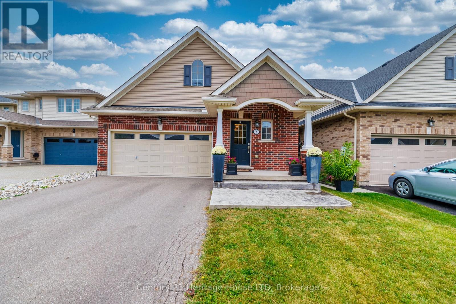 7 Kenmar Court, St. Catharines, Ontario  L2P 0E4 - Photo 1 - X14107590
