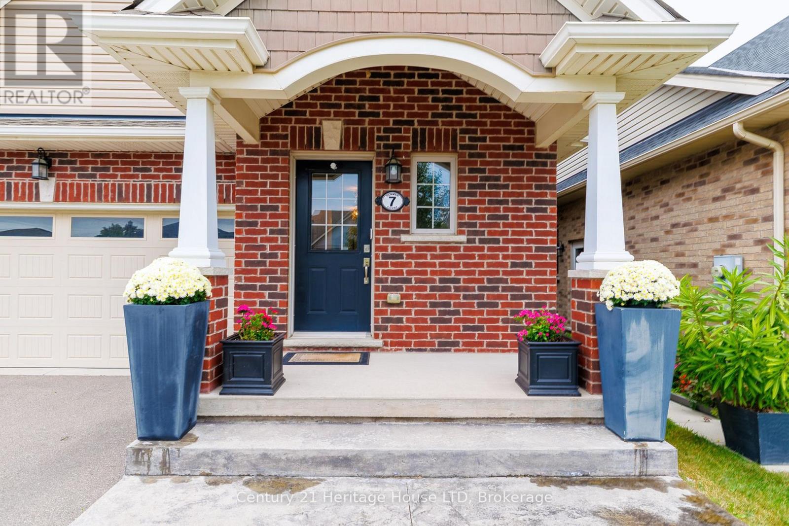7 Kenmar Court, St. Catharines, Ontario  L2P 0E4 - Photo 3 - X14107590