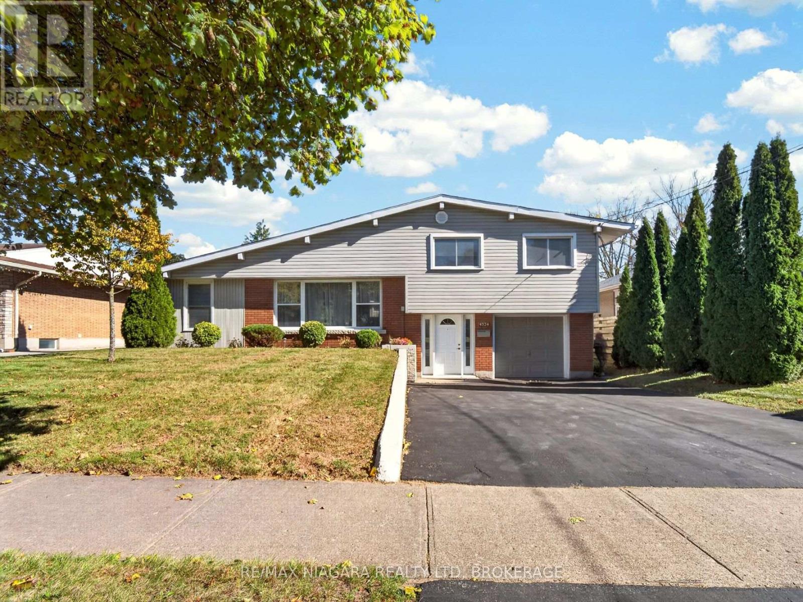 4534 Pettit Avenue, Niagara Falls, Ontario  L2E 6L2 - Photo 1 - X14108496