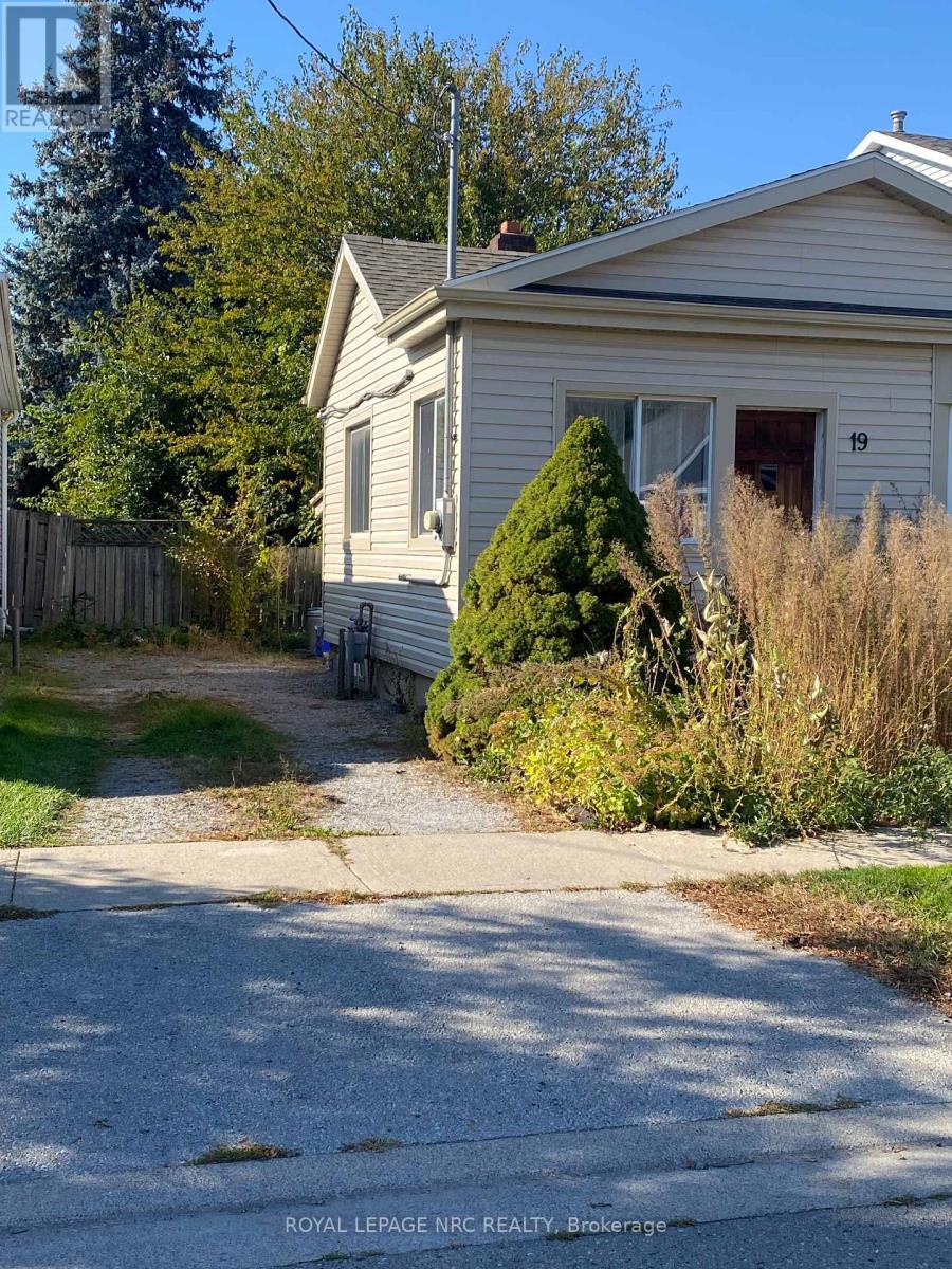 19 Margery Avenue, St. Catharines, Ontario  L2R 6J6 - Photo 2 - X14109060