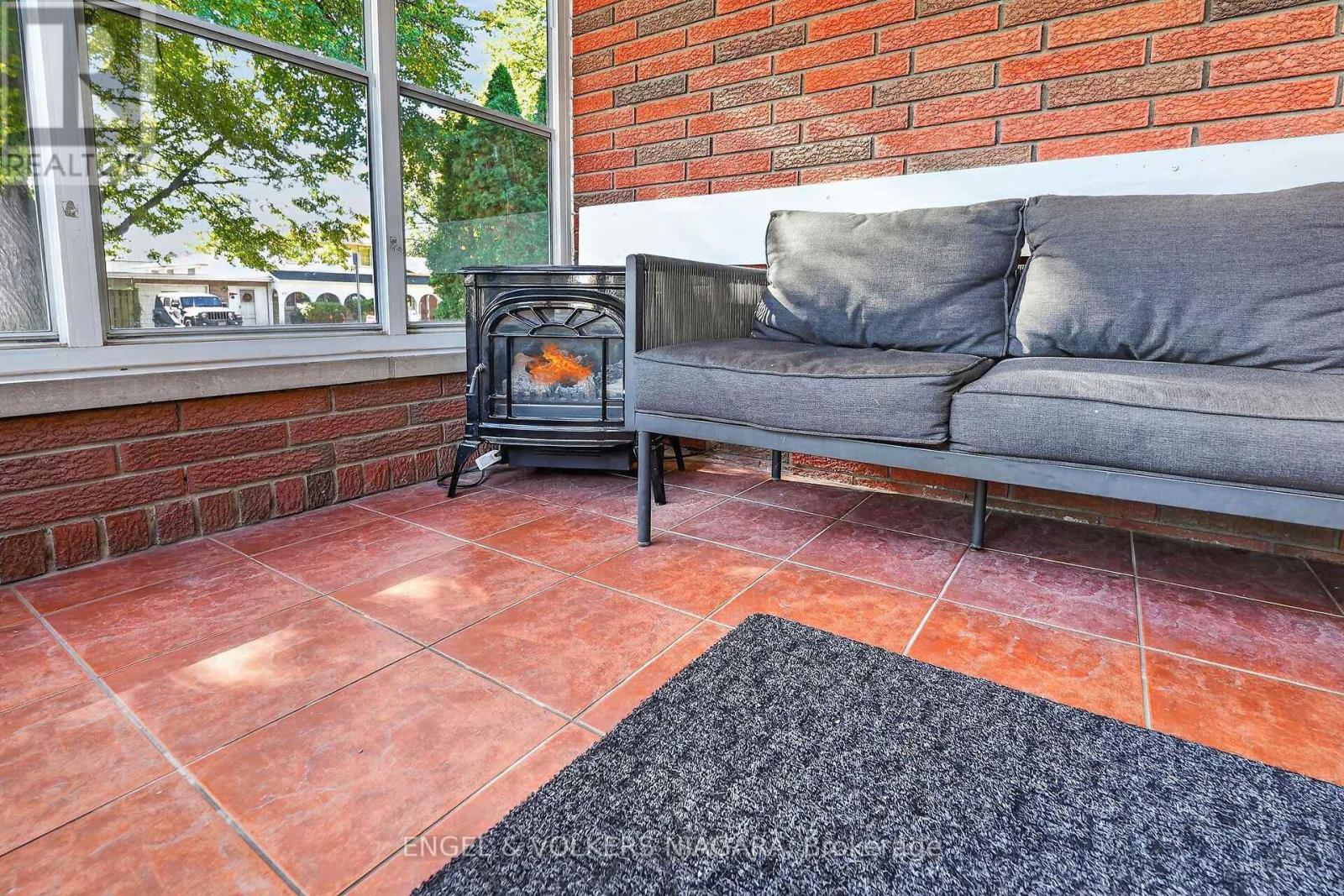 6773 Crawford Street, Niagara Falls, Ontario  L2E 5Z6 - Photo 3 - X14114344