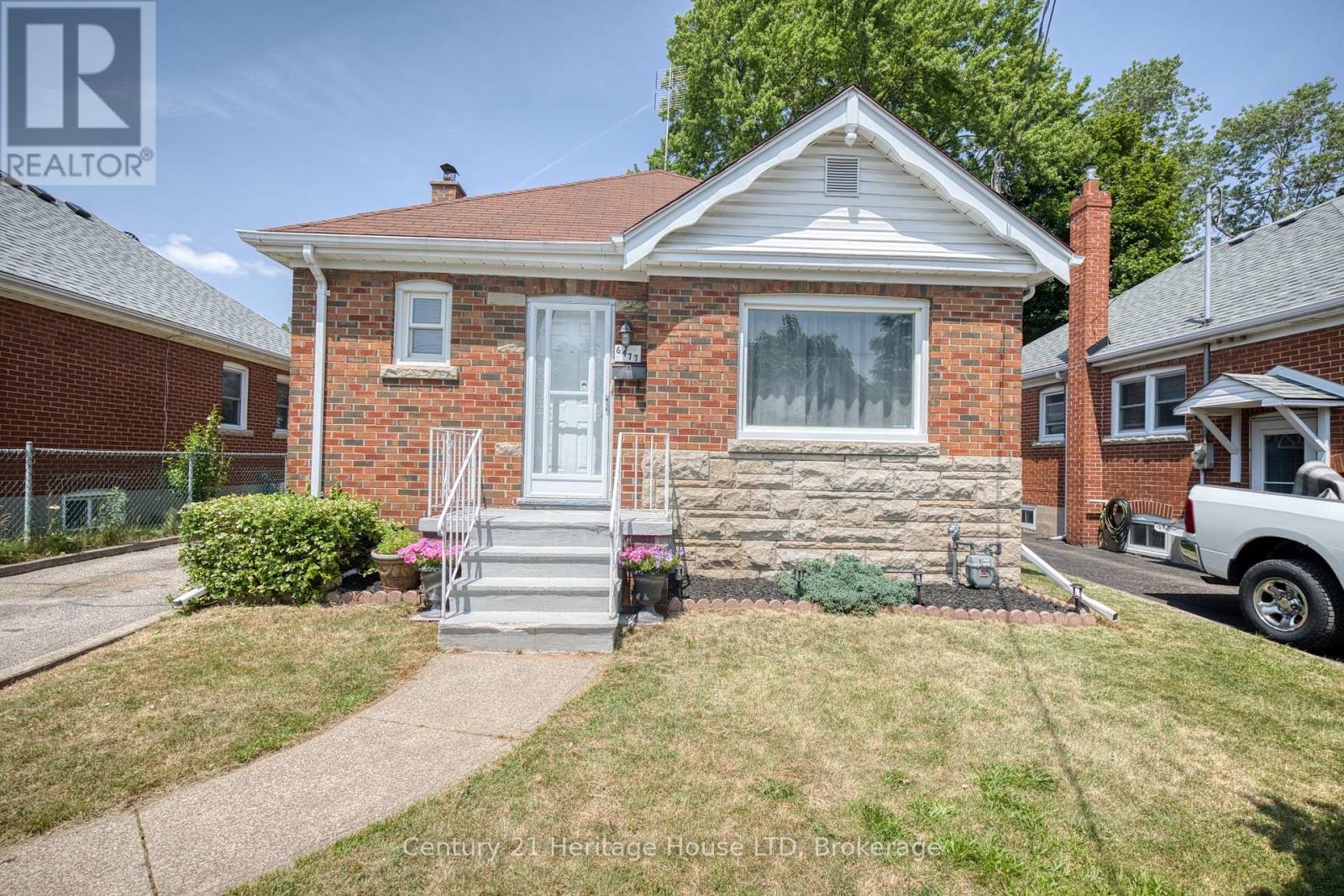 6477 Barker Street, Niagara Falls, Ontario  L2G 1Y6 - Photo 2 - X14115028